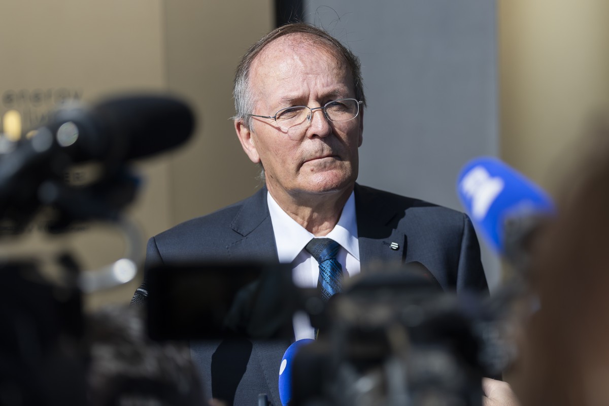 epa12952422 Jean-Claude Savoy, former president of the municipality of Chermignon, speaks to journalists during the public prosecution of the canton of Valais, following the deadly fire at the "L ...