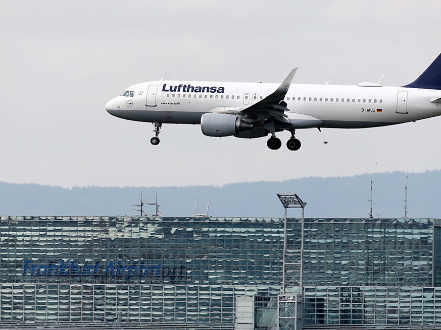 Die Piloten der Lufthansa bieten der Fluggesellschaft einen Gehaltsverzicht an, damit der Konzern die Coronakrise meistern kann. (Archivbild)