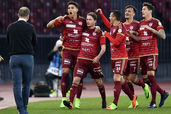 Die Vaduzer jubeln nach dem 0-1 beim Fussballspiel der Super League Grasshopper Club Zuerich gegen den FC Vaduz im Stadion Letzigrund in Zuerich am Samstag, 11. Maerz 2017. (KEYSTONE/Walter Bieri)