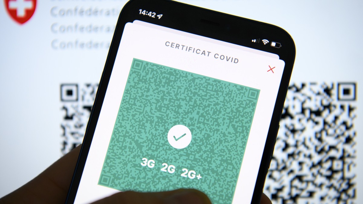 Une personne tient dans sa main un smartphone avec l'application Certificat Covid suisse et son code QR indiquant 3G, 2G et 2G+ ce mercredi 12 janvier 2022 a Lausanne. (KEYSTONE/Laurent Gillieron ...