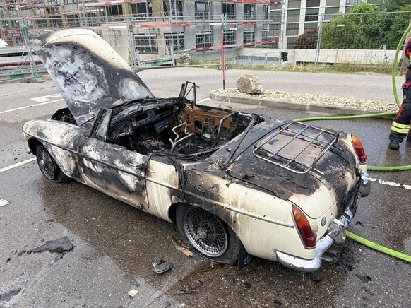 Ausgebranntes Auto vor Kantonsspital in Fribourg