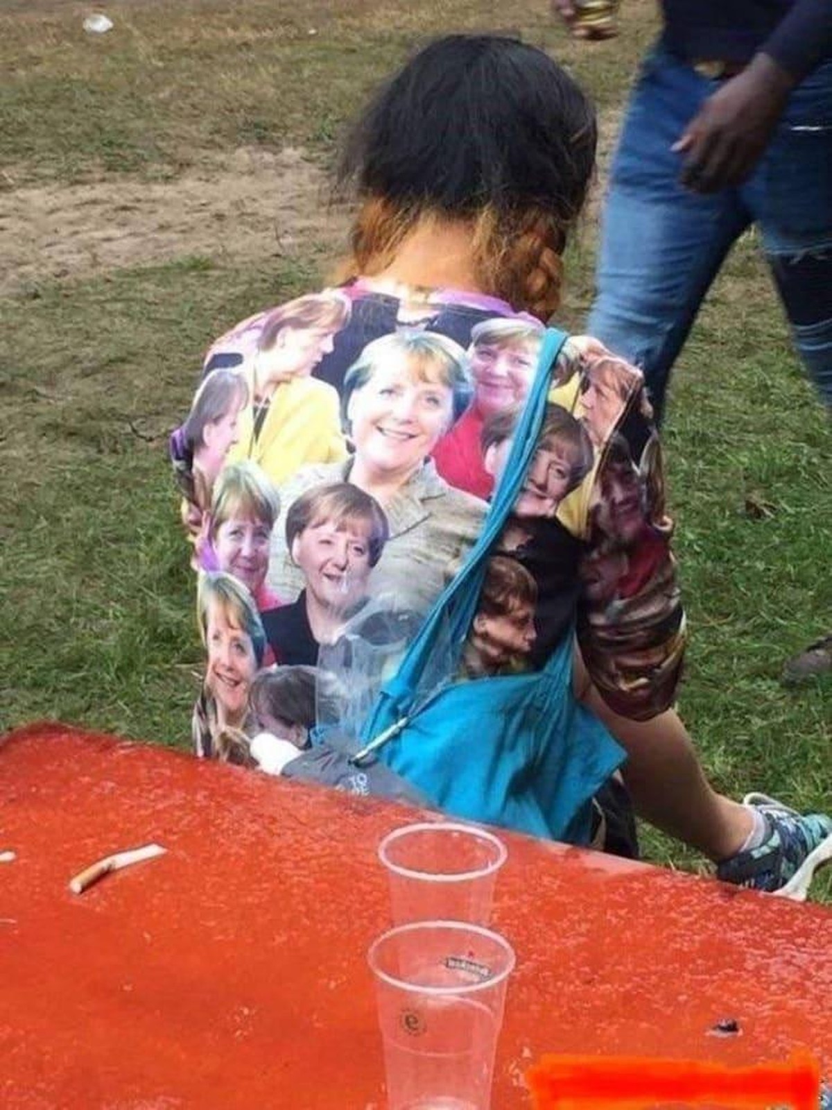 Schau dir schnell den PICDUMP an, bevor 1 dicken Huhn alles zerstört hat!
Ich weiss Demos, an die ich nicht so angezogen gehen würde