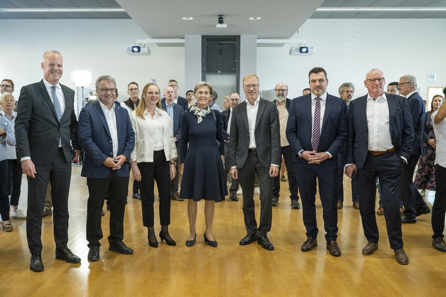 Der gesamte bisherige Zuger Regierungsrat mit Stephan Schleiss, Andreas Hausheer, Laura Dittli, Silvia Thalmann, Andres Hostettler, Florian Weber und Heinz Taennler, von links, nach ihrer wiederwahl a ...