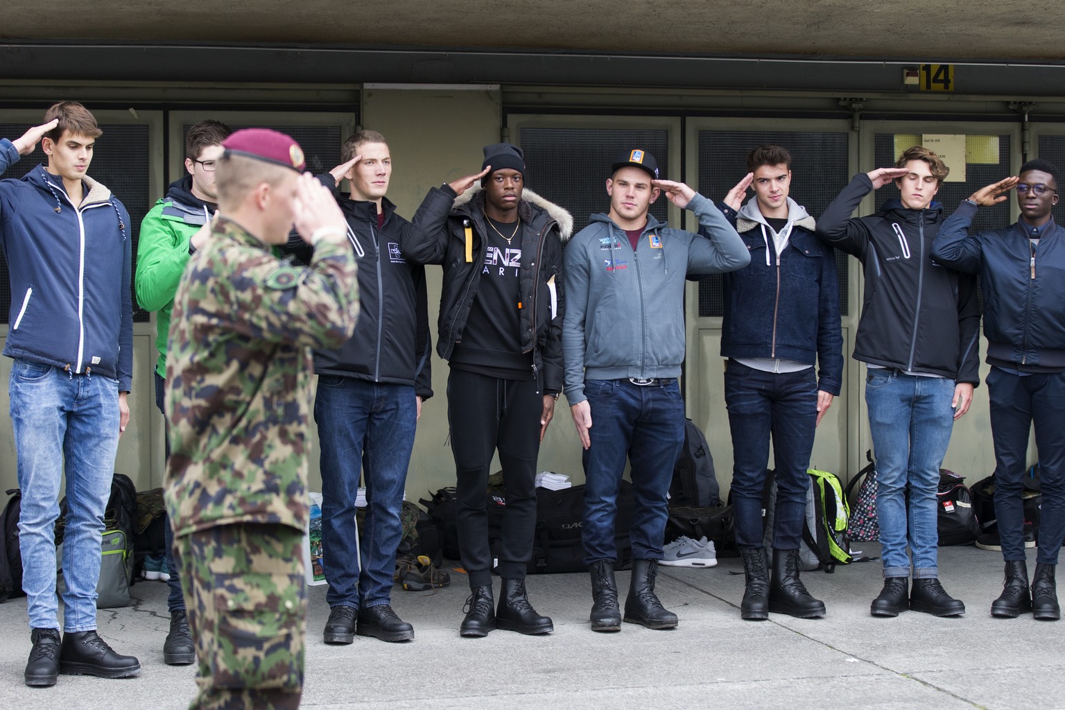 Der Schwinger Remo Kaeser, Mitte rechts, und YB-Fussballer Denis Zakaria, Mitte links, ueben den militaerischen Gruss mit ihren Kollegen in der Spitzensport Rekrutenschule, nach dem Einruecken in die  ...