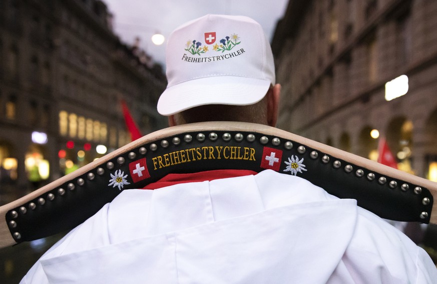 Ein Freiheitstrychler waehrend einer Demonstration gegen die Massnahmen im Zusammenhang mit dem Coronavirus, am Donnerstag, 16. September 2021 in Bern. (KEYSTONE/Peter Klaunzer)