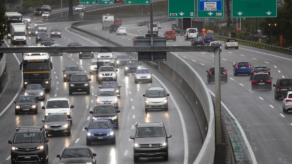 Autos fahren in dichtem Verkehr auf nasser Fahrbahn auf der Autobahn A1 bei Bern, am Freitag, 4. Oktober 2019. (KEYSTONE/Peter Klaunzer)