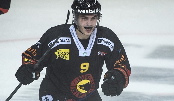 Berns Mika Henauer freut sich ueber seinen Treffer im Eishockey Meisterschaftsspiel der National League zwischen dem SC Bern und dem EHC Biel, am Freitag, 23. Oktober 2020, in der PostFinance Arena in ...