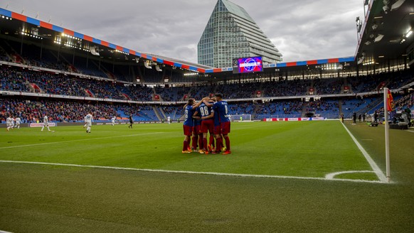 Die Mannschaft des FC Basel bejubelt ein Tor vor rund 9750 Fans im Fussball Meisterschaftsspiel der Super League zwischen den FC Basel und dem FC Luzern am Sonntag, 4. Oktober 2020, im St. Jakob Park  ...