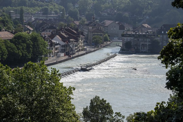 Sicht auf die Hochwasser fuehrende Aare im Schwellenmaetteli, am Sonntag, 18. Juli 2021, in Bern. (KEYSTONE/Peter Schneider)