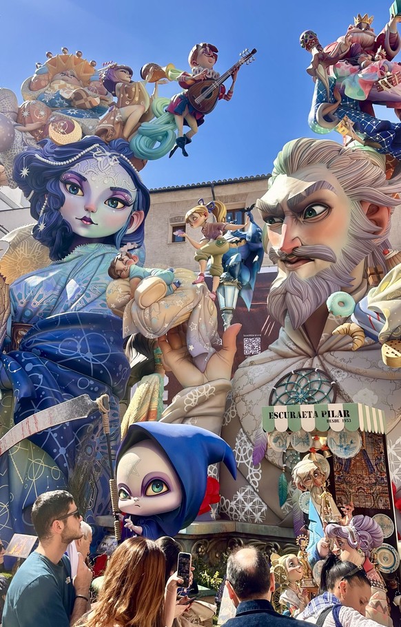 Die Holzfiguren «Falla» sind teilweise riesig und stehen nur wenige Meter neben Gebäuden. Ich kann mir unmöglich vorstellen, dass diese einfach so angezündet werden.