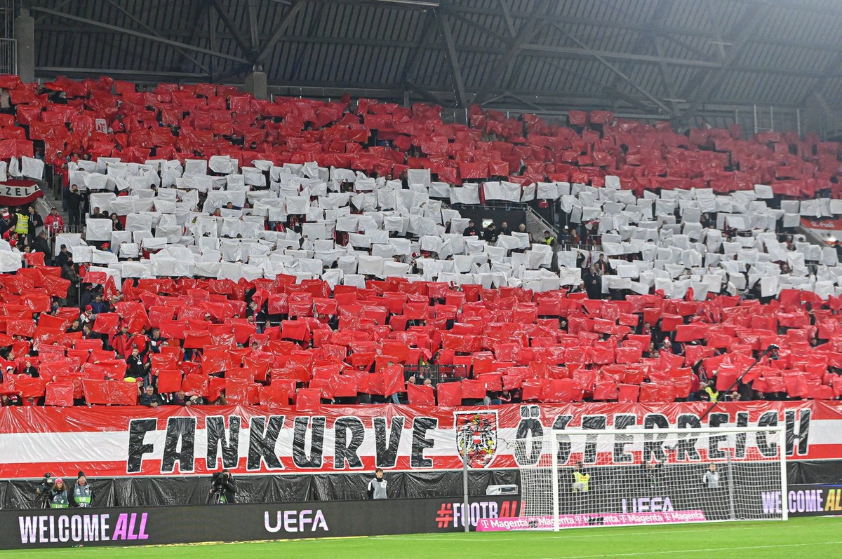 13.10.2024, Raiffeisen Arena, Linz, AUT, UEFA Nations League, �sterreich vs Norwegen, Liga B, Gruppe 3, im Bild Fans von �sterreich �sterreich // during the Nations League league B, group 3 match betw ...