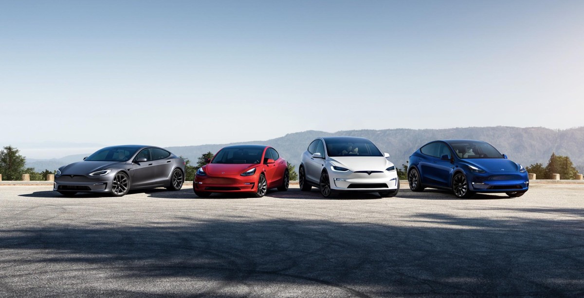 Dem Autohersteller sind keine Unfälle bekannt, die auf die beiden Probleme zurückgehen. Sie sollen laut Tesla ohne Kosten für die Kundinnen und Kunden behoben werden.