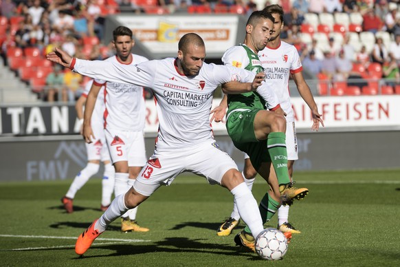 Le joueur valaisan Pajtim Kasami, gauche, lutte pour le ballon avec le joueur st-gallois Nassim Ben Khalifa, droite, lors de la rencontre de football de Super League entre le FC Sion et le FC St. Gallen ce dimanche 15 octobre 2017 au stade de Tourbillon a Sion. (KEYSTONE/Jean-Christophe Bott)