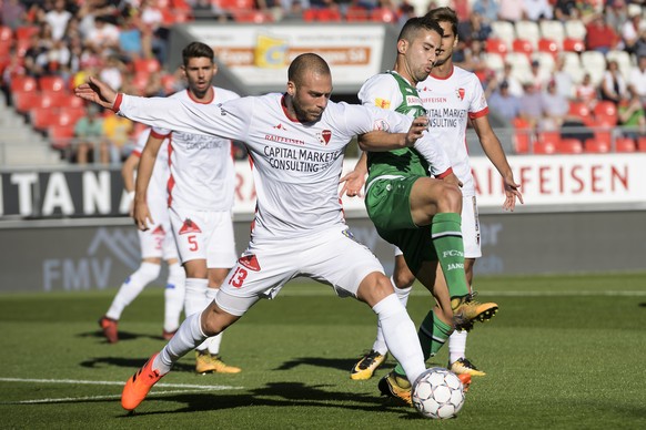 Le joueur valaisan Pajtim Kasami, gauche, lutte pour le ballon avec le joueur st-gallois Nassim Ben Khalifa, droite, lors de la rencontre de football de Super League entre le FC Sion et le FC St. Gall ...