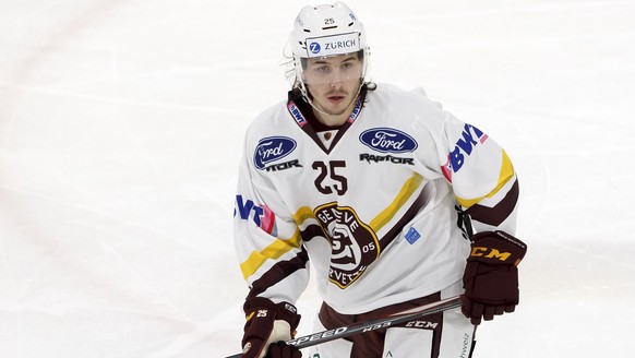 Geneve-Servette&#039;s defender Roger Karrer looks on the puck, during the Swiss Ice Hockey Cup first round game between EHC Saastal and Geneve-Servette HC, at the ice stadium Lonza Arena, in Visp, Sw ...