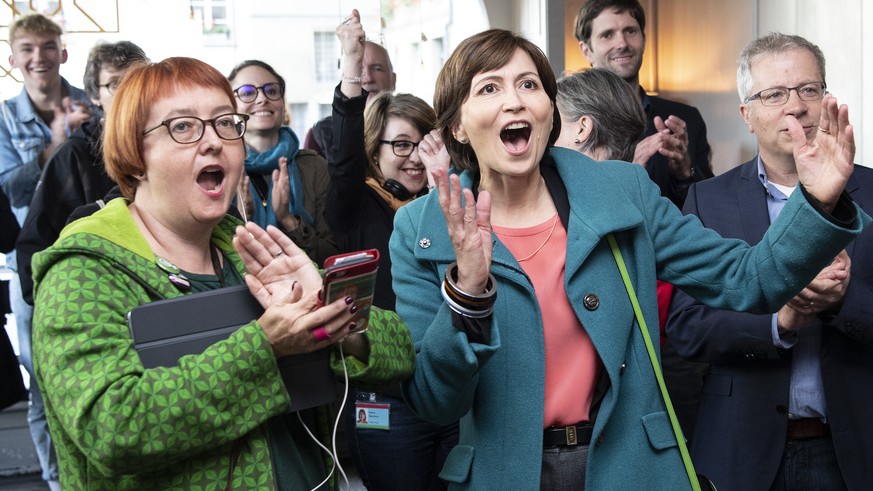 Gruene-Parteipraesidentin und Nationalraetin Regula Rytz, rechts, und Grossraetin Natalie Imboden, Gruene-BE, freuen sich ueber ein Resultat am Wahltag der Eidgenoessischen Parlamentswahlen, am Sonnta ...