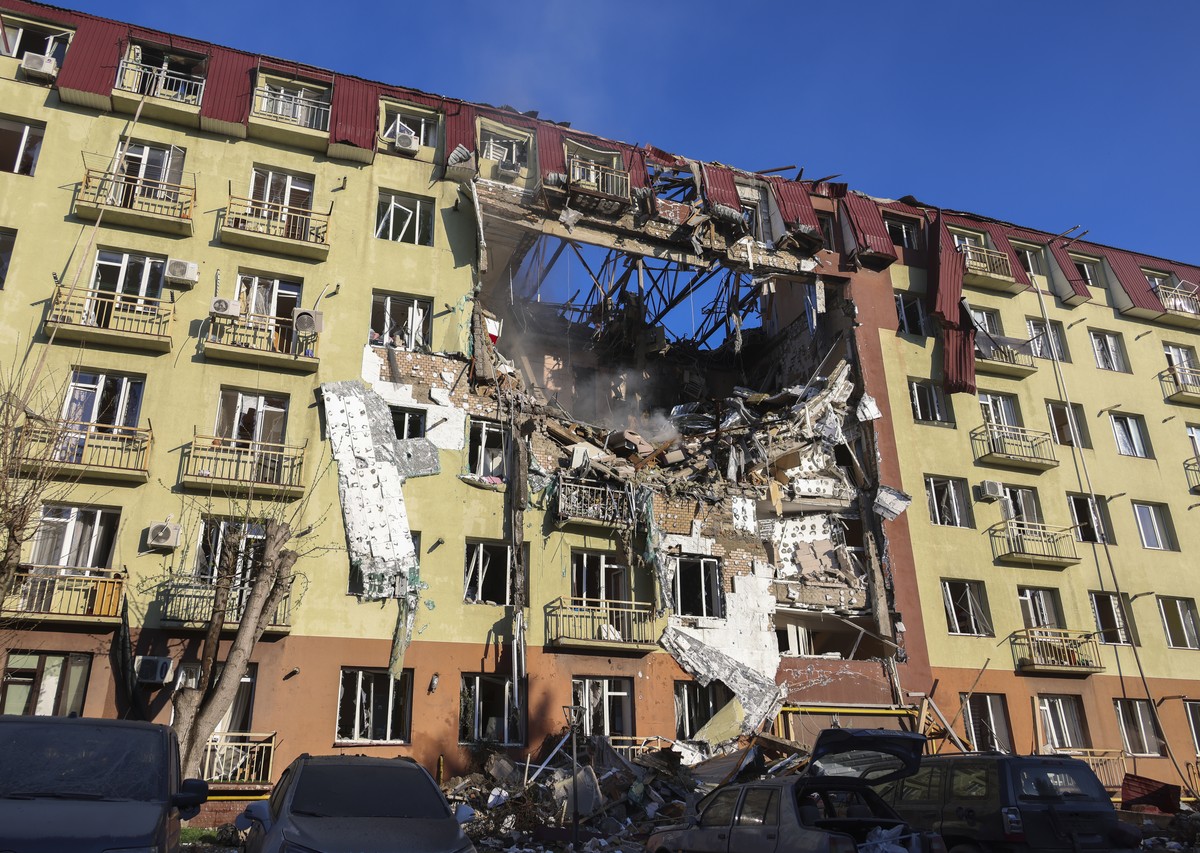 epa12871261 The site of a Russian strike on a residential building in Odesa, Ukraine, 06 April 2026, amid the ongoing Russian invasion. At least three people, including one child, were killed and 16 o ...
