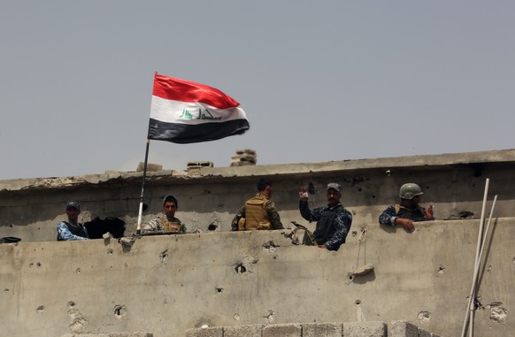 Kämpfer der irakischen Armee auf einem Gebäude in Tikrit.