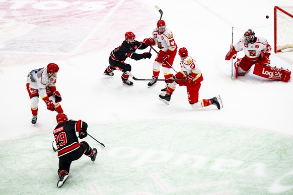 Lausanne&#039;s Ahti Oksanen, left, scores the 3:2 victory goal in the overtime period against Mountfield&#039;s goaltender Stanislav Skorvanek, right, during a Champions Hockey League ice hockey game ...