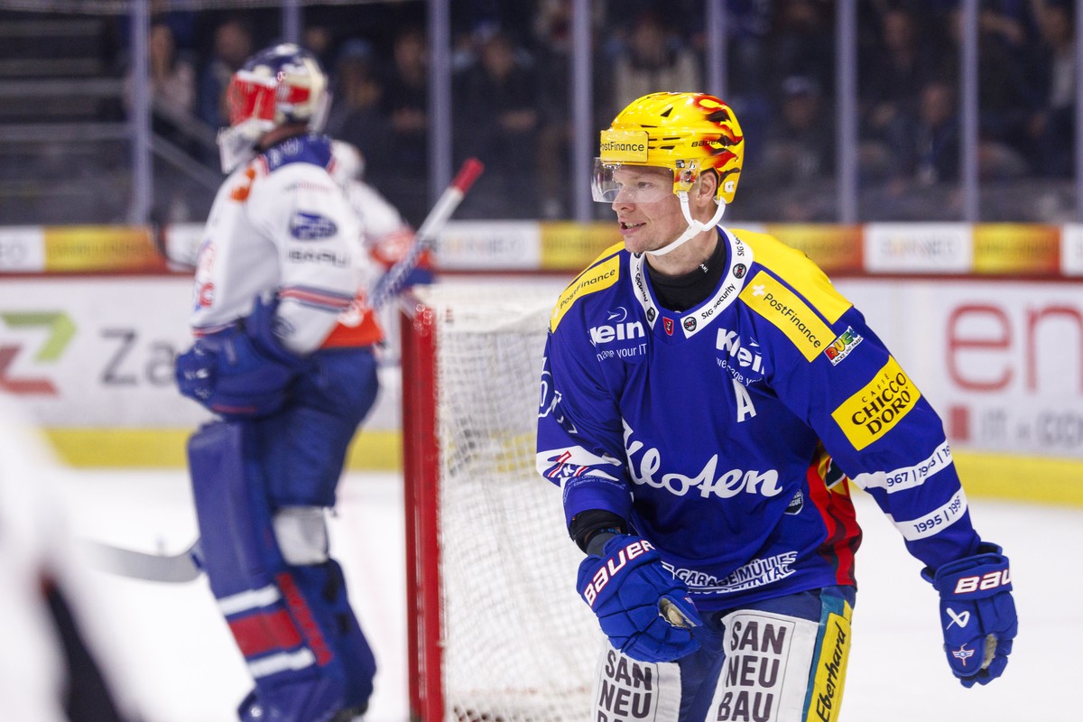 EHC Kloten PostFinance Top Scorer Miro Aaltonen waehrend dem Eishockey-Meisterschaftsspiel der National League zwischen den Teams EHC Kloten und ZSC Lions am Freitag, 18. Oktober 2024, in Kloten. (Pos ...