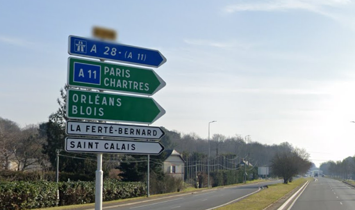 Ein Strassenschild/Wegweiser, welches den Weg nach Paris (Frankreich) anzeigt.