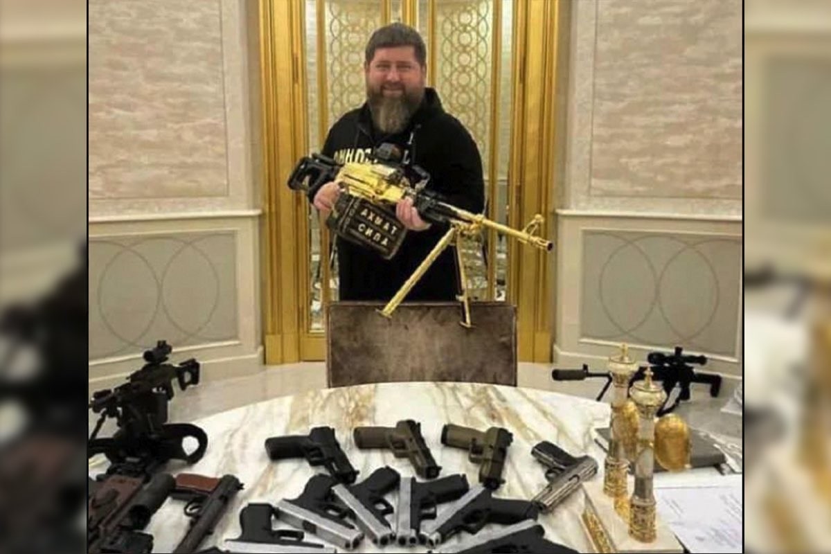 Vorliebe für Waffen und Gold: Ramsan Kadyrow.
https://twitter.com/realiTedverlust/status/1782477882511491231/photo/2