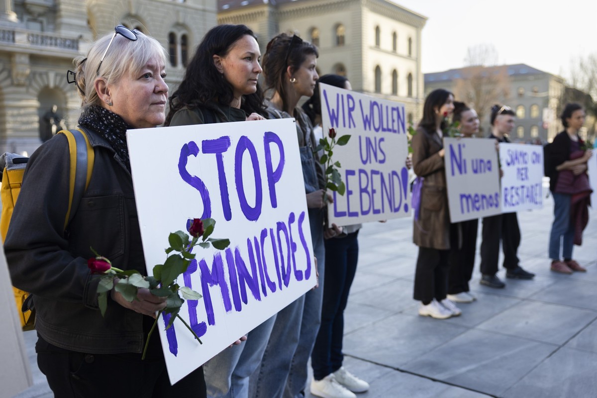 Frauen halten Plakate mit den Worten "Stop Feminicides" und "Wir wollen uns lebend" hoch, bei einer Mahnwache gegen Feminizide, am Freitag, 4. April 2025 auf dem Bundesplatz in Ber ...