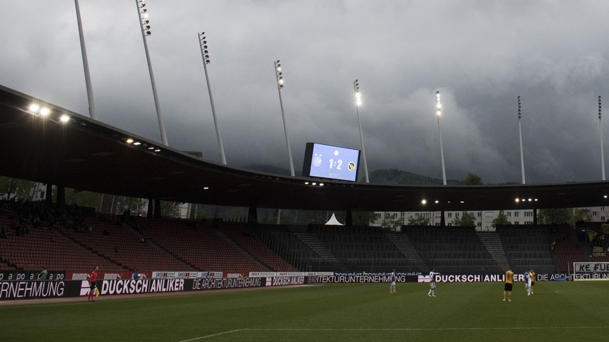 Wolken bedecken den Himmel am Super League Fussballspiel zwischen dem Grasshopper Club Zuerich und den Berner Youngs Boys im Letzigrund, aufgenommen am Samstag, 30. April 2016 in Zuerich. (KEYSTONE/En ...