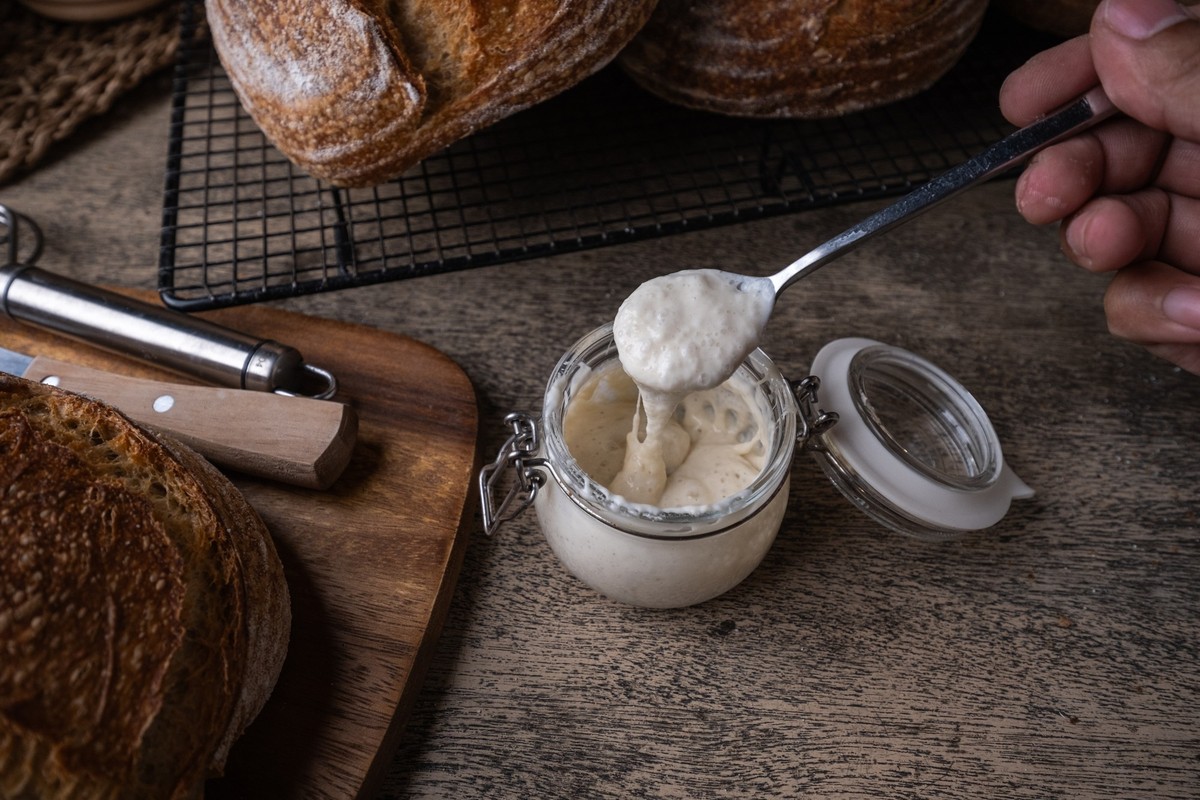 Mutterhefe, besser bekannt als Sauerteig, entsteht durch die natürliche Fermentation von Mehl und Wasser.