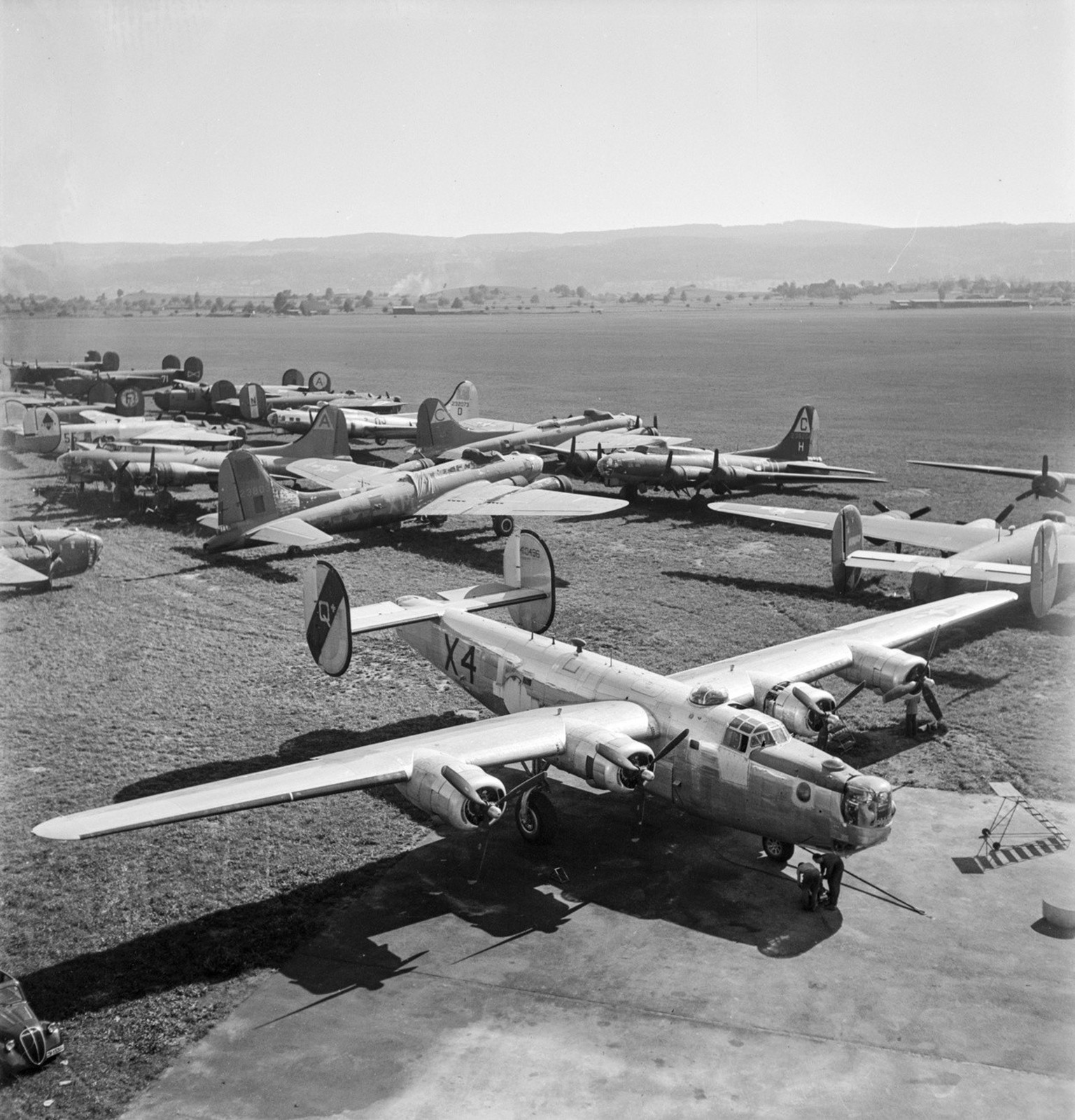 In August 1945, Boeing B-17 &quot;Fliegende Festungen&quot; and B-24 &quot;Liberator&quot; bombers were set up on a field next to the Duebendorf military airfield. They were repaired by American crews ...