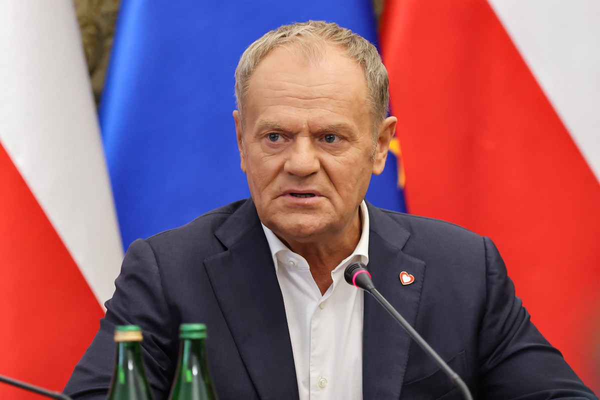 epa13289208 Polish Prime Minister Donald Tusk attends a meeting at the Chancellery of the Prime Minister in Warsaw, Poland, 08 October 2026. The meeting was convened in response to incidents of violen ...