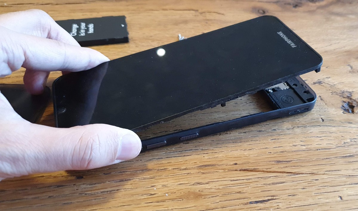 Display, Kamera, Lautsprecher etc. müssen mit 13 kleinen Schrauben gelöst werden.