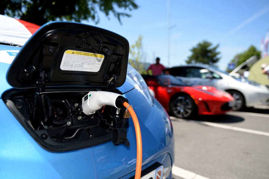 Rund 80 elekrobetriebene Autos mit umgebauten Elektronatrieben oder modernste Elektro Markenfahrzeuge machen am Samstag, 7. Juni 2014, einen Etappenhalt in Stansstad waehrend der Elektroauto-Rallye &q ...