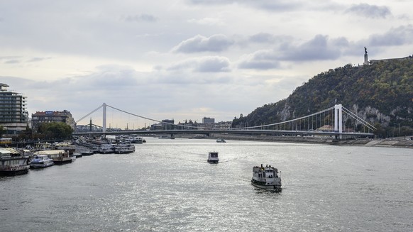 Die Fahrt auf der Donau bietet einen interessanten Blick auf die Hauptstadt Ungarns.