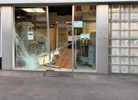 Eine unbekannte Täterschaft verübte am frühen Freitagmorgen in Kreuzlingen einen Einbruch in ein Waffengeschäft.