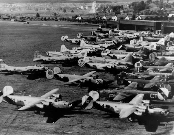 Viele der in der Schweiz abgestürzten US-Flugzeuge, auch B-24-Bomber, wurden konfisziert und auf den Flughafen Dübendorf gebracht.
https://commons.wikimedia.org/wiki/File:Forced_Landing_-_Flugplatz_D% ...