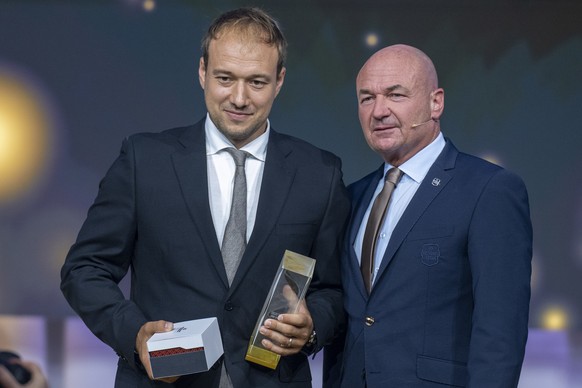 Liga-Direktor Denis Vaucher, rechts, mit dem Most Valuable Player der Playoffs, Jan Kovar, EV Zug, anlaesslich der Swiss Ice Hockey Awards, am Freitag, 29. Juli 2022 in Bern. (KEYSTONE /Marcel Bieri)