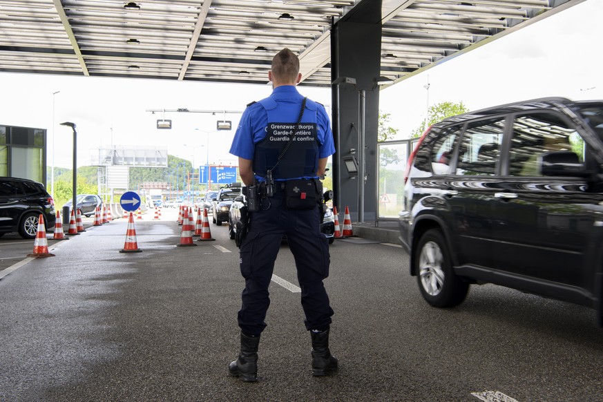 Ein Mitarbeiter von der Eidgenoessischen Zollverwaltung kontrolliert Autos, welche Grenze zwischen Deutschland und der Schweiz ueberqueren am Rande eines Medienanlasses zu den polizeilichen Massnahmen ...