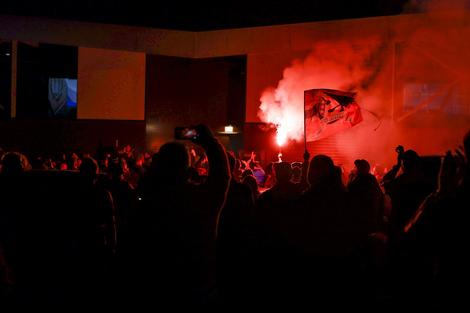 Fans von Rapperswil-Jona feiern den Playoffeinzug vor dem Stadion nach dem Eishockey Pre-Playoff-Spiel der National League zwischen dem SC Rapperswil-Jona und dem EHC Biel, am Freitag, 9. April 2021,  ...