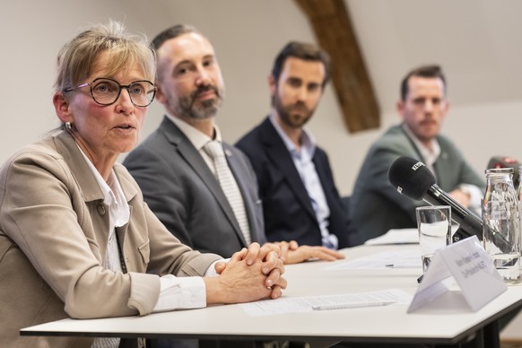 Karin Kayser-Frutschi, Regierungsraetin NW, Co-Praeesidentin der Konferenz der kantonalen Justiz- und Polizeidirektoren KKJPD, spricht neben Frederic Favre, Staatsrat VS, Claudius Schaefer, CEO Swiss  ...