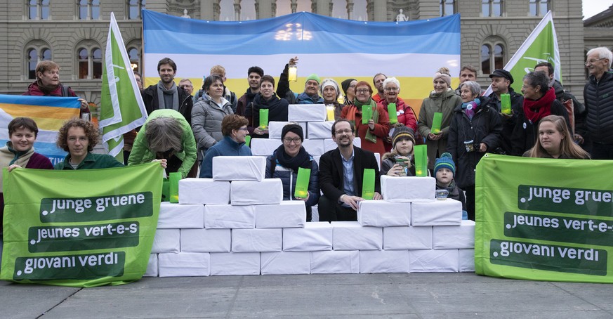 Balthasar Glaettli, GP-ZH, und Aline Trede, GP-BE, Mitte, posieren mit Mitgliedern der Gruenen und jungen Gruenen bei der Einrichung der Gletscherinitiative, am Mittwoch, 27. November 2019 auf dem Bun ...