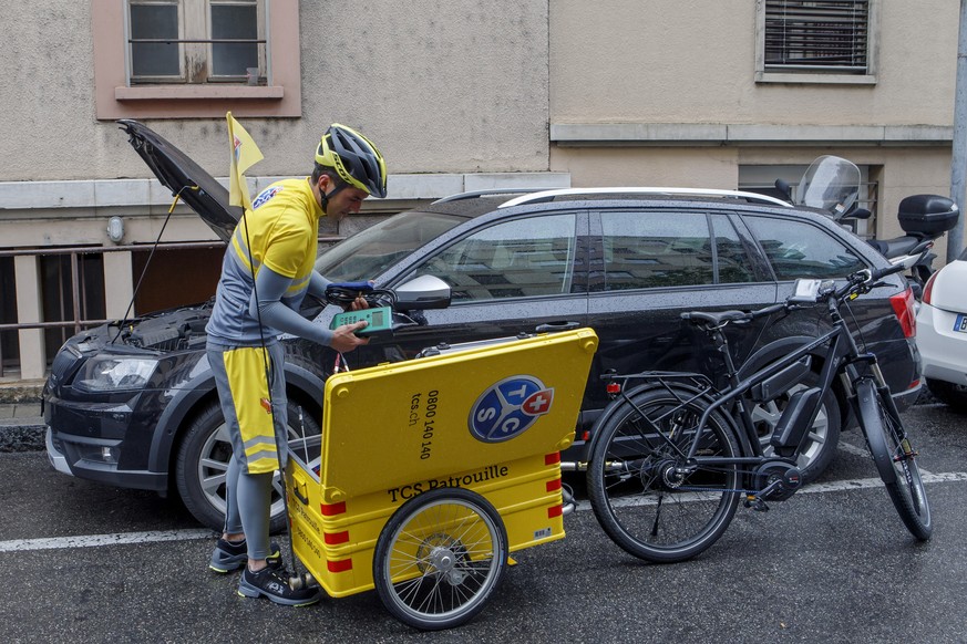 Jonas, TCS eBike-Patrouilleur, fait une demonstration d&#039;un depannage sur une voiture avec son equipement eBike-Patrouille (velo et remorque), lors du lancement eBike-Patrouille du Touring Club Su ...