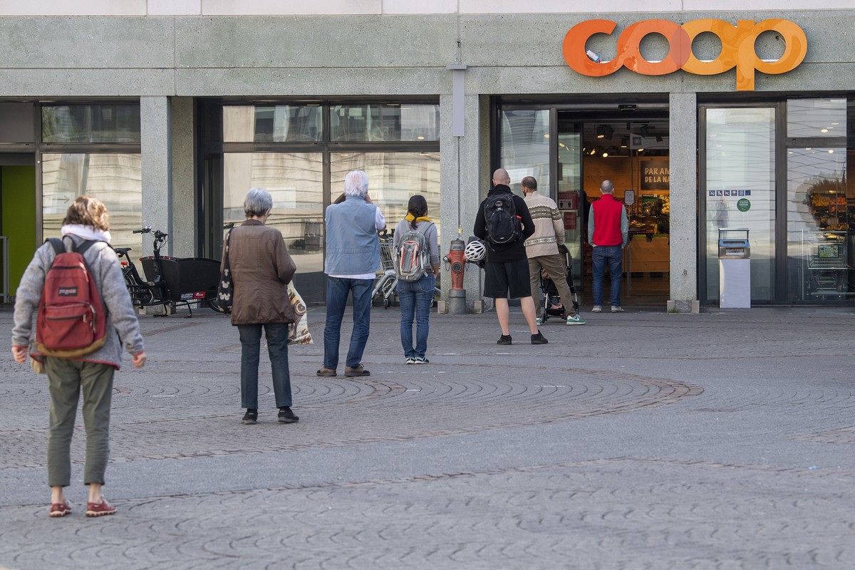 Des clients d'un magasin d'alimentations (Coop) font la queue a l'exterieur avec une distance de 2 metres entre chaque personne avant de pouvoir faire leurs courses, ce mercredi 8 avril ...
