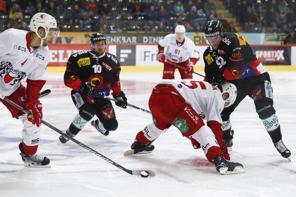 Lausannes Petteri Lindbohm, Berns Tristan Scherwey, Lausannes Cory Emmerton und Berns Gaetan Haas, von links, kaempfen um den Puck, im Eishockey Meisterschaftsspiel der National League zwischen dem SC ...
