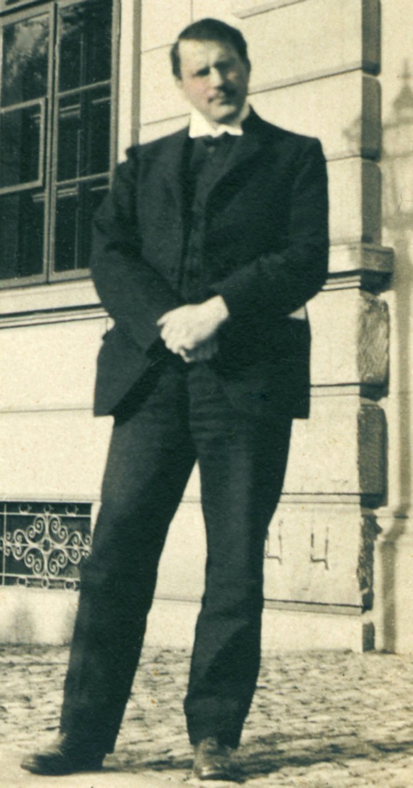 C. G. Jung neben dem Burghölzli-Hauptportal, 1901.