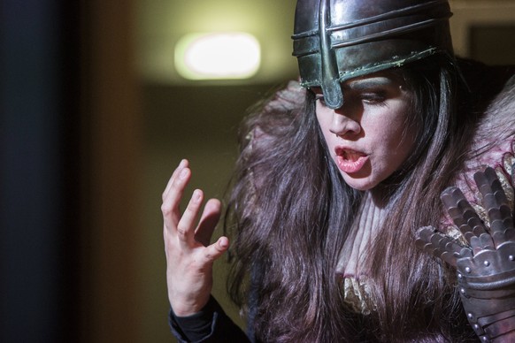 epa06249285 Singer Amira Elmadfa performs during a rehearsal of the opera &#039;RIVALE&#039; by composer Lucia Ronchetti at the Neue Werkstatt venue of the Staatsoper Unter den Linden, in Berlin, Germ ...