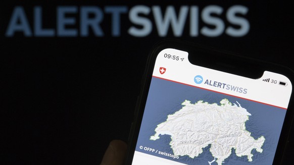 ARCHIVBILD ZUM SIRENEN-TEST, AM MITTWOCH, 06. FEBRUAR 2019 ---- Die Alertswiss-App, fotografiert auf einem Handy vor einer Medienkonferenz zum Thema &quot;Alertswiss: Bund und Kantone eroeffnen neue W ...