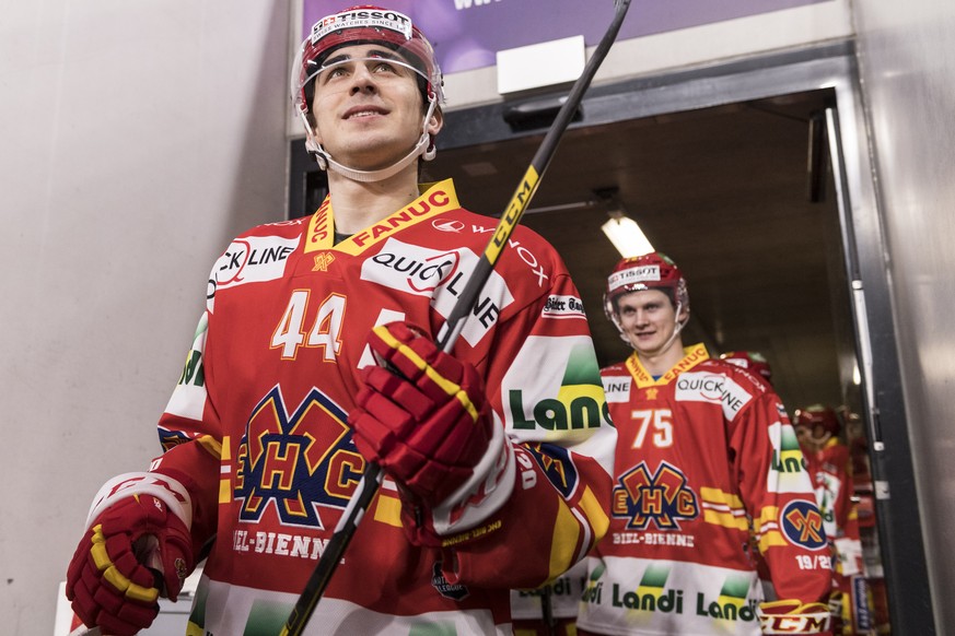 Biels Samuel Kreis und seine Mitspieler schreiten zur Bande vor dem Eishockey Meisterschaftsspiel der National League zwischen dem EHC Biel und den ZSC Lions, am Freitag, 28. Februar 2020 in der Tisso ...