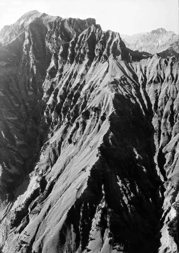 Blick auf den zerfurchten Berg Gsür am Südrand der Niesenkette, die von Adelboden bis Frutigen läuft.
https://ba.e-pics.ethz.ch/#main-search-text=engstligental&amp;main-search-mode=and&amp;detail-asse ...