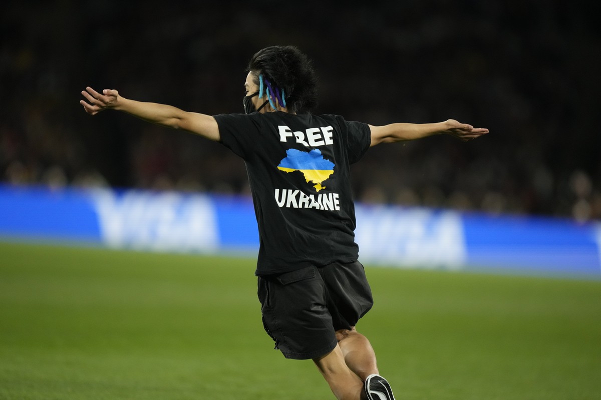 Pitch invader runs on the pitch during the final of Women's World Cup soccer between Spain and England at Stadium Australia in Sydney, Australia, Sunday, Aug. 20, 2023. (AP Photo/Rick Rycroft)
Au ...